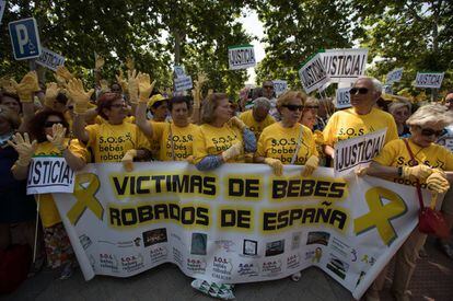 Manifestación de afectados por la trama de bebés robados el pasado junio.