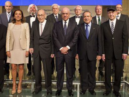 En primera fila, de izquierda a derecha, Elhanan Helpman; Carmen Vela, secretaria de Estado de Investigaci&oacute;n; Marvin Minsky, Francisco Gonz&aacute;lez, presidente de la Fundaci&oacute;n BBVA; Emilio Lora-Tamayo, presidente del CSIC, y Steve Reich. Detr&aacute;s, en el mismo orden, Rafael Pardo, director de la Fundaci&oacute;n BBVA; Paul R. Ehrlich, Maximilian Haider, Harald Rose, Knut Urban, Adrian Bird, Christopher B. Field, y Madhav Chavan, presidente de la ONG Pratham. 