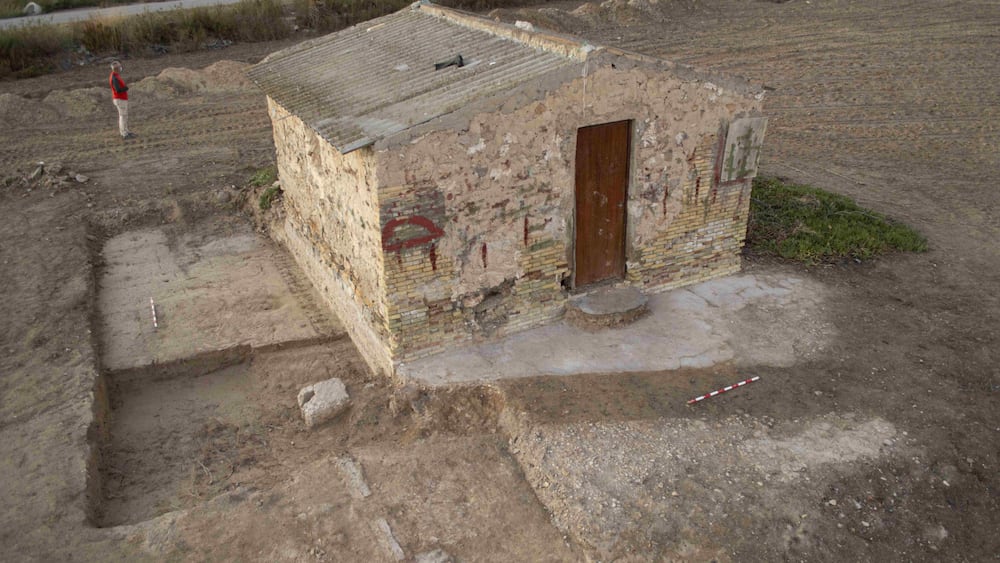 Campo de trabajo de prisioneros de Albatera. Excavación de barracón junto a caseta del horno