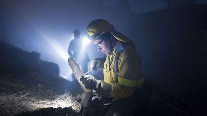 Un operario del Infoca limpia una motosierra tras el fuego de Bédar.