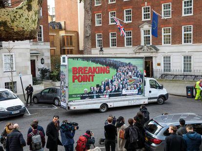 Manifestantes a favor del Brexit este jueves, en los alrededores del Parlamento