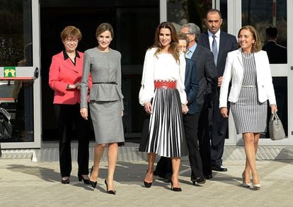 El estilo de Rania representa a la perfección el espíritu de las mujeres que no proceden de un ambiente aristocrático, por lo que conocen el pulso de la calle, pero ocupan un puesto preminente dentro de la realeza, por lo que saben de los requerimientos solemnes de su posición. Quizá por eso Letizia Ortiz sea una de sus grandes imitadoras (y viceversa). En la visita que la reina jordana realizó a España en 2015 ambas generaron mucha expectación por sus estilismos: nada podía competir con la espectacular pero a vez discretísima falda de tablas de Proenza Schouler que la reina de Jordania se puso para visitar el Centro Molecular Severo Ochoa.