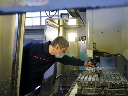Un operario, el 15 de diciembre, en una fábrica de equipamiento para cohetes en Ekaterimburgo (Rusia).