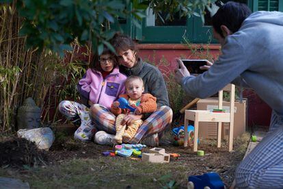 La niña Violeta Sanvisens y uno de los bebés gemelos que hacen de Max, junto a Aina Clotet y Marcel Borràs, en 'Esto no es Suecia'.