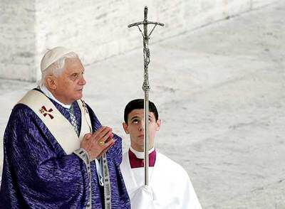 El papa Benedicto XVI, durante la misa de ayer en la plaza de San Pedro.