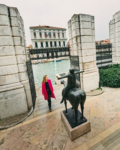 La escritora, ante la escultura El ángel de la ciudad, que da título al libro. 