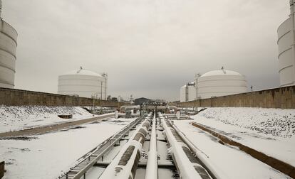 Vista de varias tuberías en los aledaños de una terminal de gas natural licuado en Lusby (Maryland, EE UU).