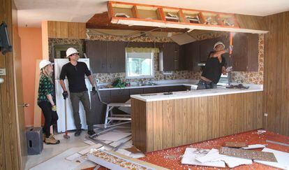 El equipo de 'Tu casa lo vale' comienza la demolición de una cocina a reformar.