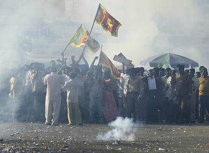 Ciudadanos de la capital de Sri Lanka, Colombo, celebran la toma por parte del Ejército del cuartel general de la guerrilla tamil.