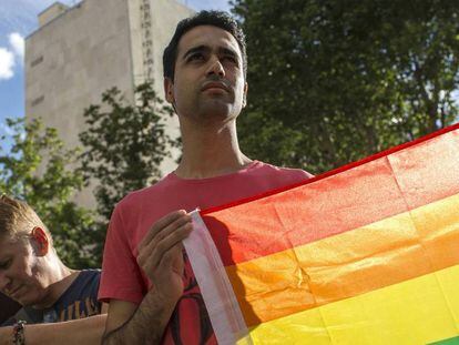 Miembros de Colegas Confederación LGBT frente a la Embajada de EE UU en Madrid.
