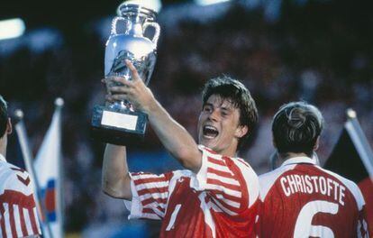 Brian Laudrup, con el trofeo de campe&oacute;n de la Eurocopa