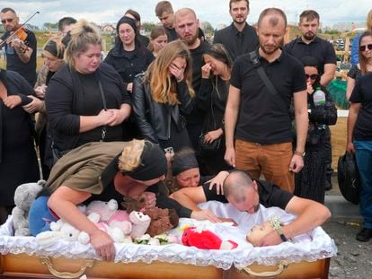 Allegados de una niña de cuatro años fallecida en un ataque ruso asistían este domingo a su funeral, en Vinnitsia.