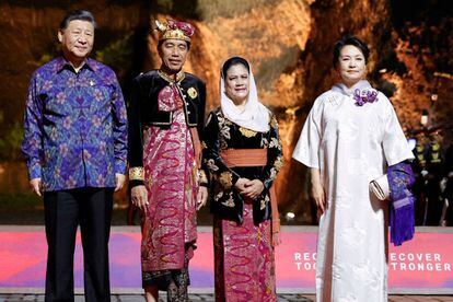 El presidente indonesio, Joko Widodo, recibió a los líderes vestidocon un gorro udeng y una falda saput, empleados en ocasiones especiales como ceremonias religiosas balinesas. Es costumbre que la mujer vista combinando con el hombre, lo que explica el atuendo elegido por Begoña Gómez, que fue la única que se decantó por esa opción. No fue así en el caso de los hombres: el president Xi Jinping también se puso el batik, mientras que su esposa, Peng Liyuan, acudió con una túnica tradicional china.