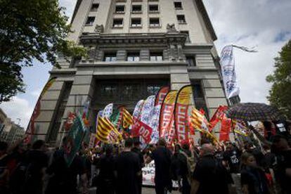 Trabajadores de CatalunyaCaixa protestan por el ERE este miércoles.