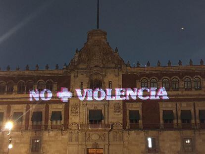 Uno de los mensajes feministas proyectados en Palacio Nacional.