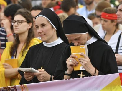Dos monjas rezan durante la misa inaugural de la JMJ, este martes