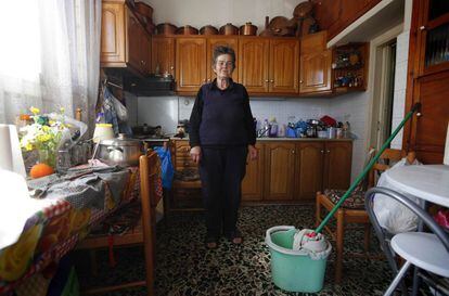 Voula Stamatakos, 72 años, ama de casa, posa en su casa de Krokeae, en el Peloponeso. "Mi pensión se ha visto recortada pero trato de permanecer positiva".