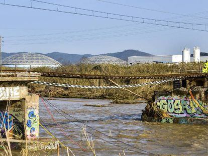 Trabajos en el puente ferroviario de la linea R1 en Malgrat.