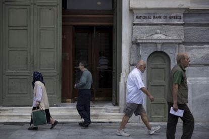 Viandantes, este lunes ante el Banco Central de Grecia en Atenas.