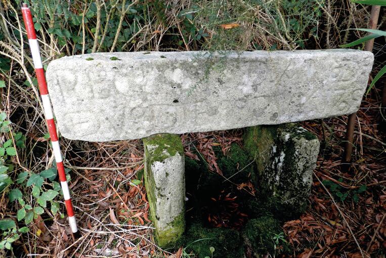 Piedra tallada situada en la Fonte de San Xoán y que pertenecía a la ermita del yacimiento de Castro Valente.