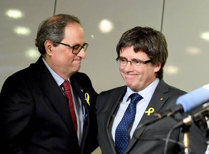 El presidente catalán, Quim Torra, y su predecesor (derecha) Carles Puigdemont esta semana en Berlín.  