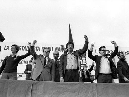 Felipe González, secretario general del PSOE, en el estadio Moscardó de Madrid, en mitin de apertura en la campaña de las primeras elecciones democráticas el 25 de mayo de 1977. Junto a él, Alonso Puerta (segundo por la derecha) y Javier Solana (primero derecha).