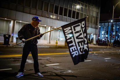 Un manifestante con una bandera de Black Lives Matter en Rochester, New York.