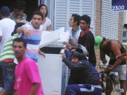 Un grupo de saqueadores asalta una tienda en Tucum&aacute;n.