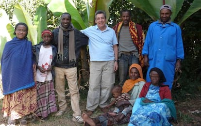 Xavier de las Cuevas junto con un grupo de pacientes y personal del hospital de Gambo, Etiopía, donde ha estado como voluntario.