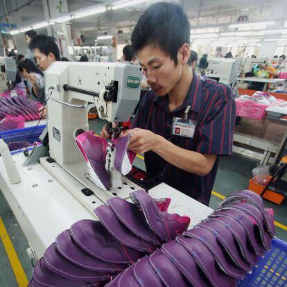 Trabajador en una f&aacute;brica de zapatos de Jinjiang.