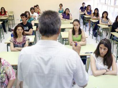 Varios aspirantes a unas oposiciones, en una clase.