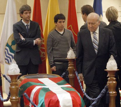 Xabier Arzalluz visita la capilla ardiente del dirigente del PNV, Gorka Agirre, el 21 de marzo de 2009.