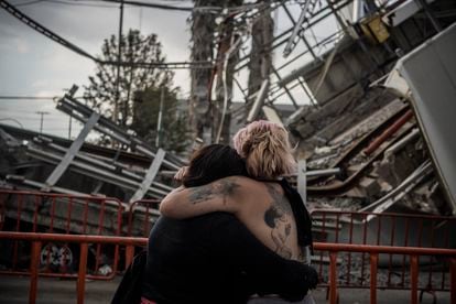Amigas de Nancy Lezama Salgado lloran frente al lugar donde ocurrió el accidente de la línea 12 del metro en Ciudad de México.