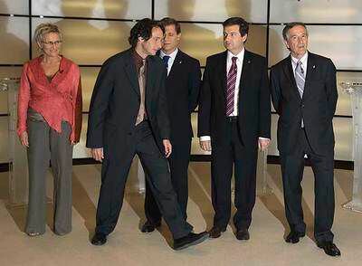 En la foto previa al debate, el candidato republicano, Jordi Portabella, se desplaza para evitar estar al lado de Alberto Fernández Díaz (PP).