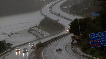 Tráfico en la autopista AP-9 a su paso por el municipio coruñés de Pontedeume.