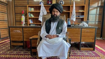 El comandante talibán Mulá Neda Mohammad, el domingo en su despacho en la ciudad afgana de Jalalabad.