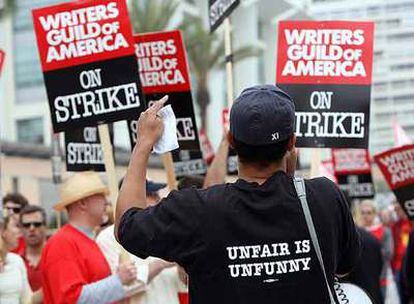 Un grupo de guionistas, manifestándose a favor de la huelga a las puertas del estudio Fox el pasado noviembre.