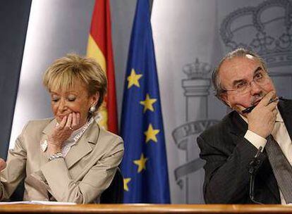 María Teresa Fernández de la Vega y Pedro Solbes, durante su comparecencia ante la prensa.