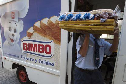 Un repartidor de Bimbo, en un camión en Ciudad de México.