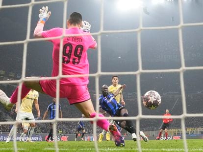 Lukaku anota el gol del partido entre el Inter de Milán y el Oporto, de la Champions League, en San Siro este miércoles.