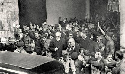 Unamuno, con barba, saliendo del Paraninfo de la Universidad de Salamanca tras el enfrentamiento con Millán Astray, el 12 de octubre de 1936.