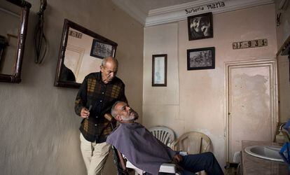 Hassan Aznaq, en su barbería, de la calle del Seis de Abril. El establecimiento lleva el nombre de María, en homenaje a María Güemes, una española que se negó a abandonar Sidi Ifni. La mujer solo salió de la ciudad para fallecer en un hospital de Casablanca en 2001.