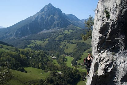 La vía ferrata El Cáliz (Cantabria) es divertida, de poca dificultad y con el aliciente de un puente tibetano.