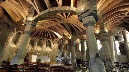 Interior de la cripta de la Colonia Güell de Santa Coloma de Cervelló.