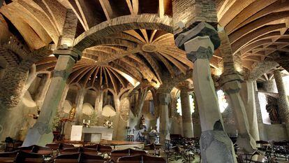 Interior de la cripta de la Colonia G&uuml;ell de Santa Coloma de Cervell&oacute;.