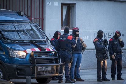 Mossos d'Esquadra en el operativo que acabó con la detención, entre otros, de José Fernández ('Tío José') y el abogado Francisco Comitre.