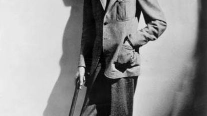 Dashiell Hammett caracterizado como el protagonista de 'El hombre delgado', en 1941.