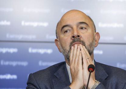 El comissari europeu d'Afers Econòmics i Financers, Pierre Moscovici, durant la roda de premsa després de la reunió de l'Eurogrup d'aquest dilluns.