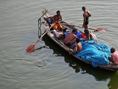 Un grupo de pescadores en el Ganges en la ciudad de Allahabad, en India.