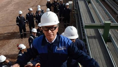 El presidente argentino, Mauricio Macri, durante una visita a la compañía Tecpetrol en el yacimiento de  Vaca Muerta.  